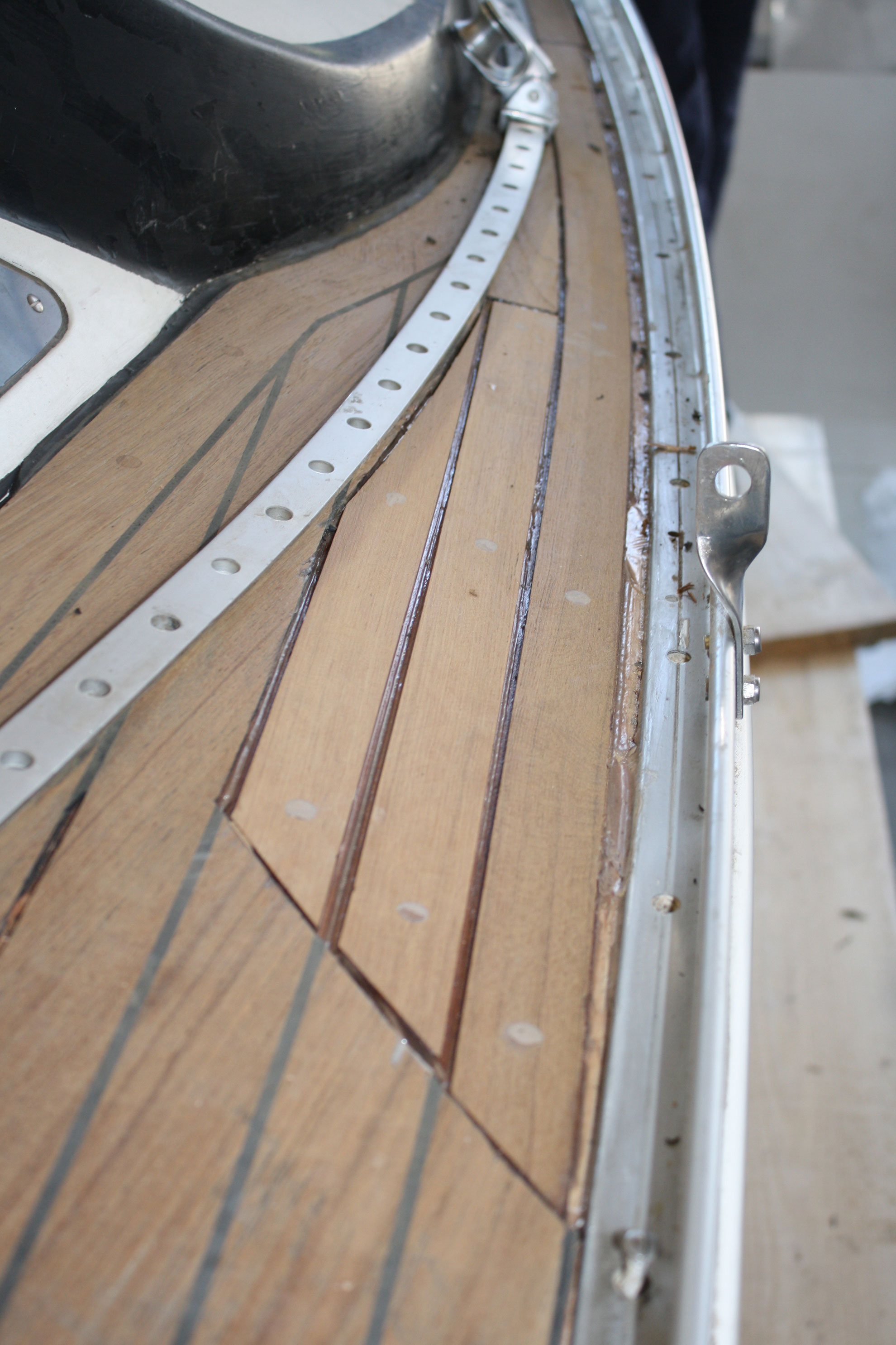 Neue Teakstäbe an Deck eingesetzt