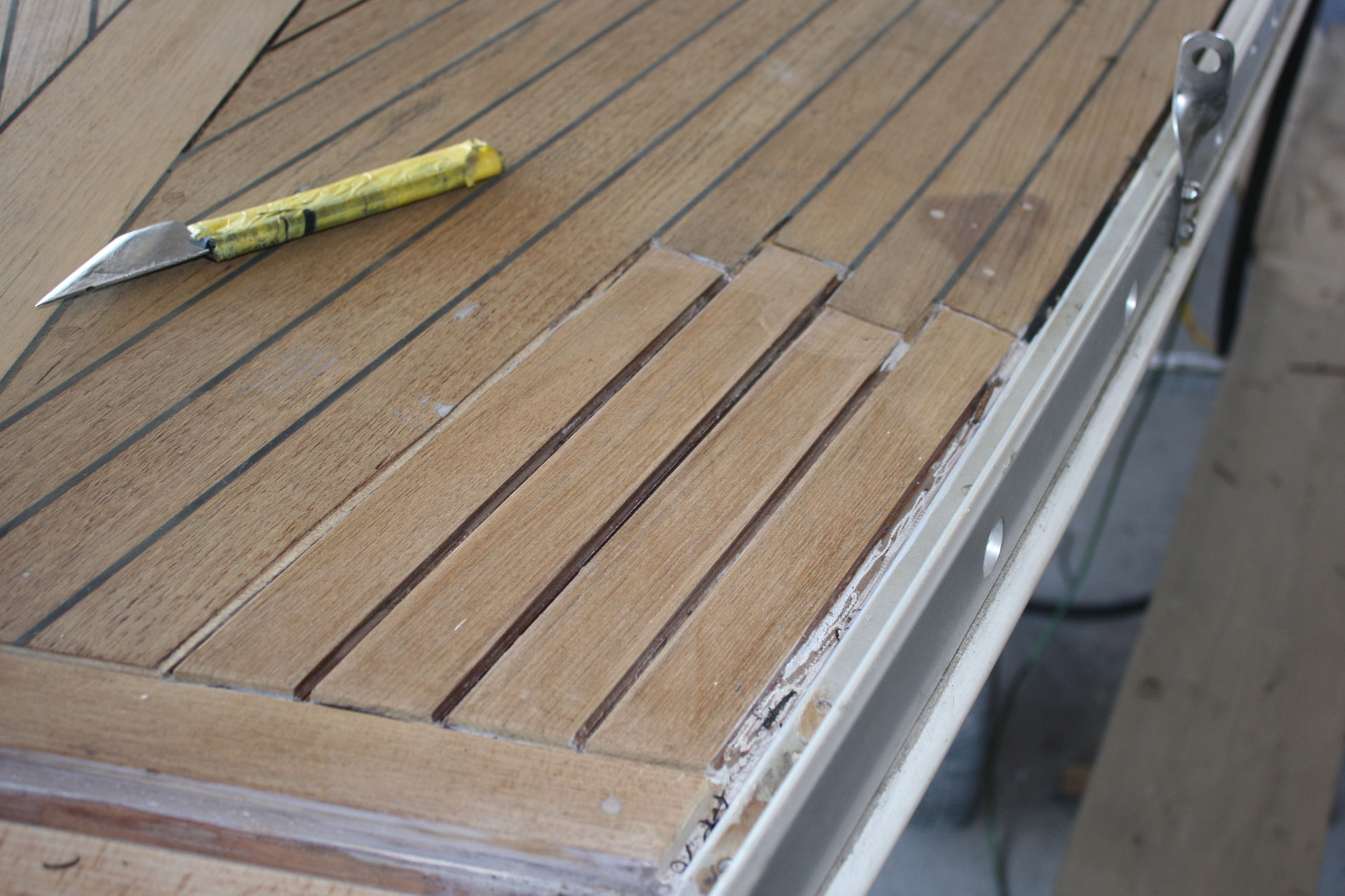 Neue Teakstäbe an Deck eingesetzt
